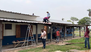 Equipe de voluntários recuperam telhado de escola atingida por ventania. (Foto: Arquivo/IAP)