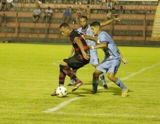 Lance de Águia Negra e União ABC na rodada anterior (Foto: Divulgação)