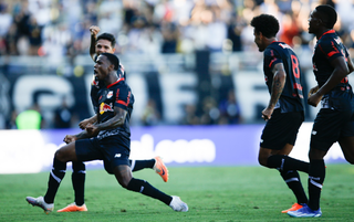 Jogadores do Massa Bruta comemoram vitória em casa. (Foto: Ari Ferreira/Bragantino)