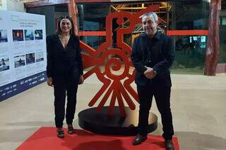Dira Paes ao lado de Nilson Rodrigues, diretor de cinema e organizador do festival. (Foto: Aletheya Alves)