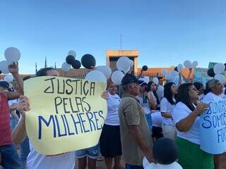 Com bal&otilde;es e cartazes, grupo protesta por justi&ccedil;a &agrave; v&iacute;tima de feminic&iacute;dio