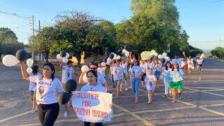 Com bal&otilde;es e cartazes, grupo protesta por justi&ccedil;a &agrave; v&iacute;tima de feminic&iacute;dio