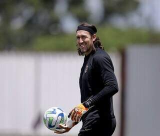 Goleiro Cássio em treino descontraído no Corinthians (Foto: Rodrigo Coca)