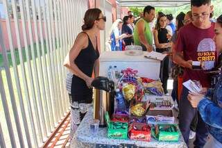Família vende produtos em frente a Unigran (Foto: Juliano Almeida)