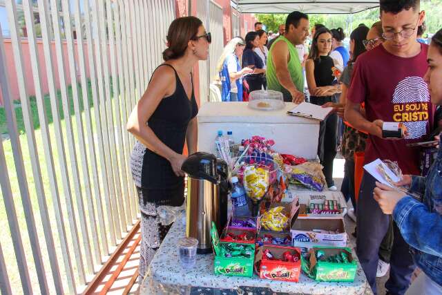 Ambulantes aproveitam para vender &aacute;gua e caneta em porta de universidades