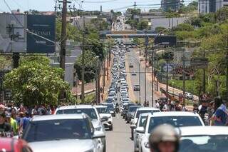 Rua Ceará, sentido Uniderp, totalmente congestionada de veículos em dia de Enem (Foto: Marcos Maluf)