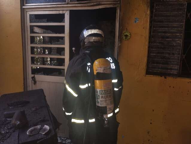 Casa pega fogo e bombeiros usam 6 mil litros de água para conter