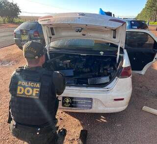 Droga escondida em sacos plásticos no porta-malas do veículo (Foto: Divulgação/DOF)