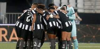 Jogadores do Botafogo reunidos antes de partida começar (Foto: Divulgação)