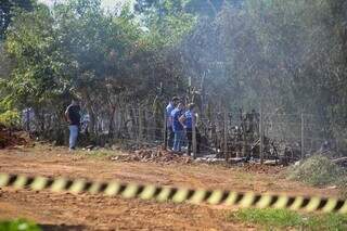 Delegado e peritos analisando o local onde cadáver foi encontrado (Foto: Paulo Francis)