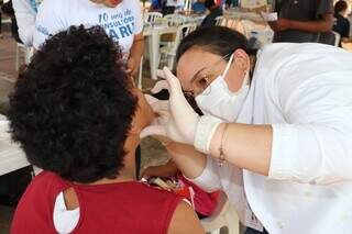 Dentista realiza atendimento de triagem em evento da Prefeitura (Foto: Divulgação)