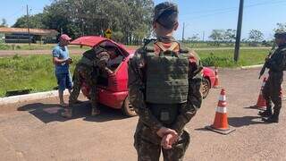 Equipe realiza vistoria em veículo na fronteira. (Foto: Divulgação/Exército)