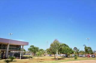 Tempo com céu limpo na Universidade Estadual de Mato Grosso do Sul (Foto: Paulo Francis)