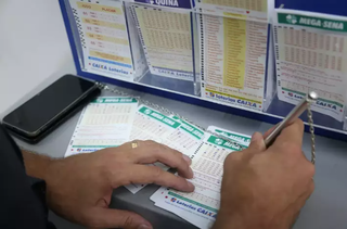 Apostador preenche volante da Mega-Sena em agência lotérica. (Foto: Arquivo/Campo Grande News)