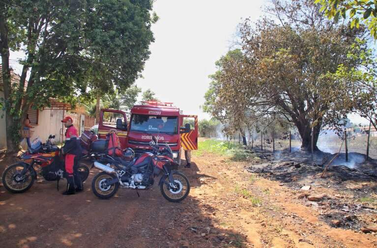 Equipes do Corpo de Bombeiros no local após corpo ser encontrado (Foto: Paulo Francis)