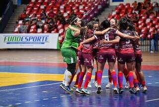 Jogadoras da UCDB/Campo Grande comemorando título no futsal feminino (Foto: Luciano Muta)