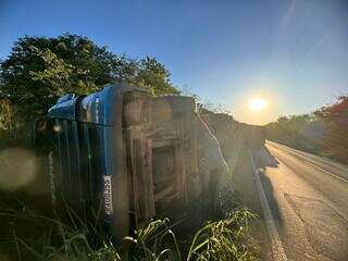 Carreta tombada em rodovia na tarde deste domingo, na MS-276. (Foto: Nova News)