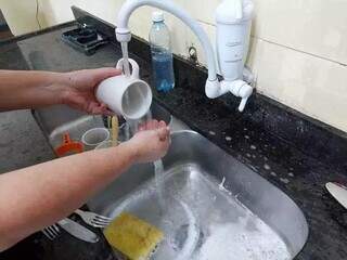 Mulher lava as louças sujas da pia (Foto: Aletheya Alves/Arquivo)