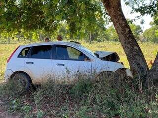 Homem &eacute; encontrado morto dentro de carro ap&oacute;s ve&iacute;culo bater em &aacute;rvore