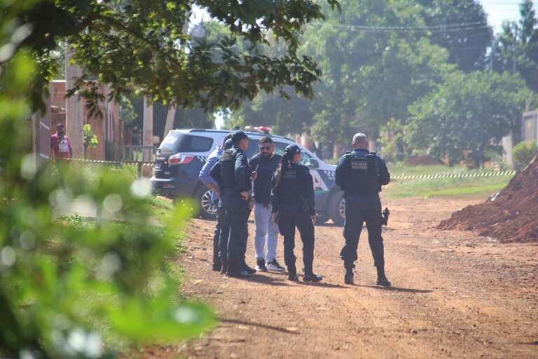 Movimentação da policial no local (Foto: Paulo Francis)