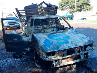 Catador de sucata perde carro carregado com reciclagem em inc&ecirc;ndio