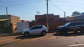 Viaturas em frente à casa onde feminicida estava escondido, no Jóquei Clube (Foto: Adilson Domingos)