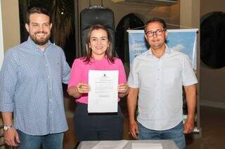 O vereador, Cláudio Serra (PSDB), ao lado da prefeita Adriane Lopes (PP) e Guilherme Bumlai. (Foto: Juliano Almeida)