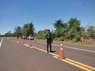 Militar fortemente armado durante patrulha na fronteira. (Foto: Divulgação/Exército)