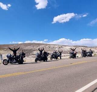 Zezo e grupo de motoqueiros brasileiros durante viagem nas estradas da Bolívia (Foto: Arquivo pessoal)