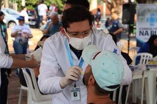 Dentista realiza atendimento de triagem em evento da Prefeitura (Foto: Divulgação)