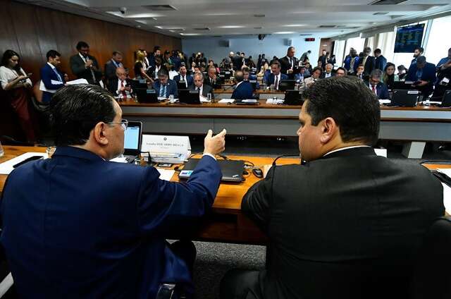 Reforma tribut&aacute;ria passa na CCJ com 8 de 24 emendas apresentadas por MS