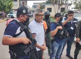 Tio Arantes ao ser deportado da Bolívia. (Foto: Direto das Ruas)