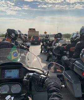 Zezo e grupo de motociclistas brasileiros em estrada boliviana (Foto: Arquivo pessoal)