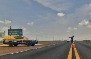 Polícia Militar Rodoviária em estrada de Mato Grosso do Sul (Foto: PMR)