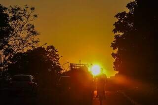 Sol nascendo e céu limpo na Avenida Senador Mendes Canalle (Foto: Henrique Kawaminami)