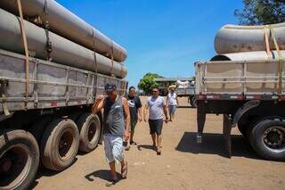 Motoristas de caminhão que trabalham para a Suzano, carregando infraestrutura da construção da fábrica (Foto: Paulo Francis)