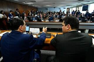 Eduardo Braga, à esquerda, e presidente do Senado, David Alcolumbre, na CCJ. (Foto: Agência Senado