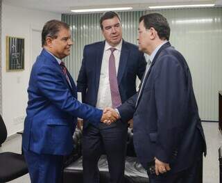 Governador Eduardo Riedel em reunião com o senador Nelsinho Trad e o senador Eduardo Braga, relator da reforma (Foto/Divulgação)