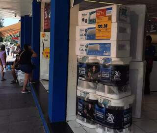 Ares-condicionados expostos em loja na Rua 14 de Julho (Foto: Geniffer Valeriano)
