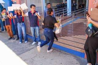 Candidata corre para não perder prova em local de aplicação na Capital (Foto: Juliano Almeida)