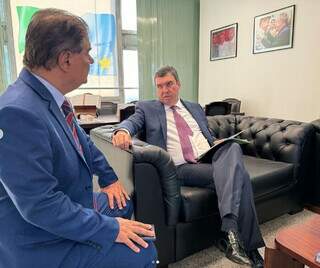 Governador Eduardo Riedel em reunião com senador Nelsinho Trad, em Brasília, esta semana (Foto/Reprodução)