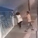 Câmera flagra homem agredindo companheira a socos e chutes no Centro