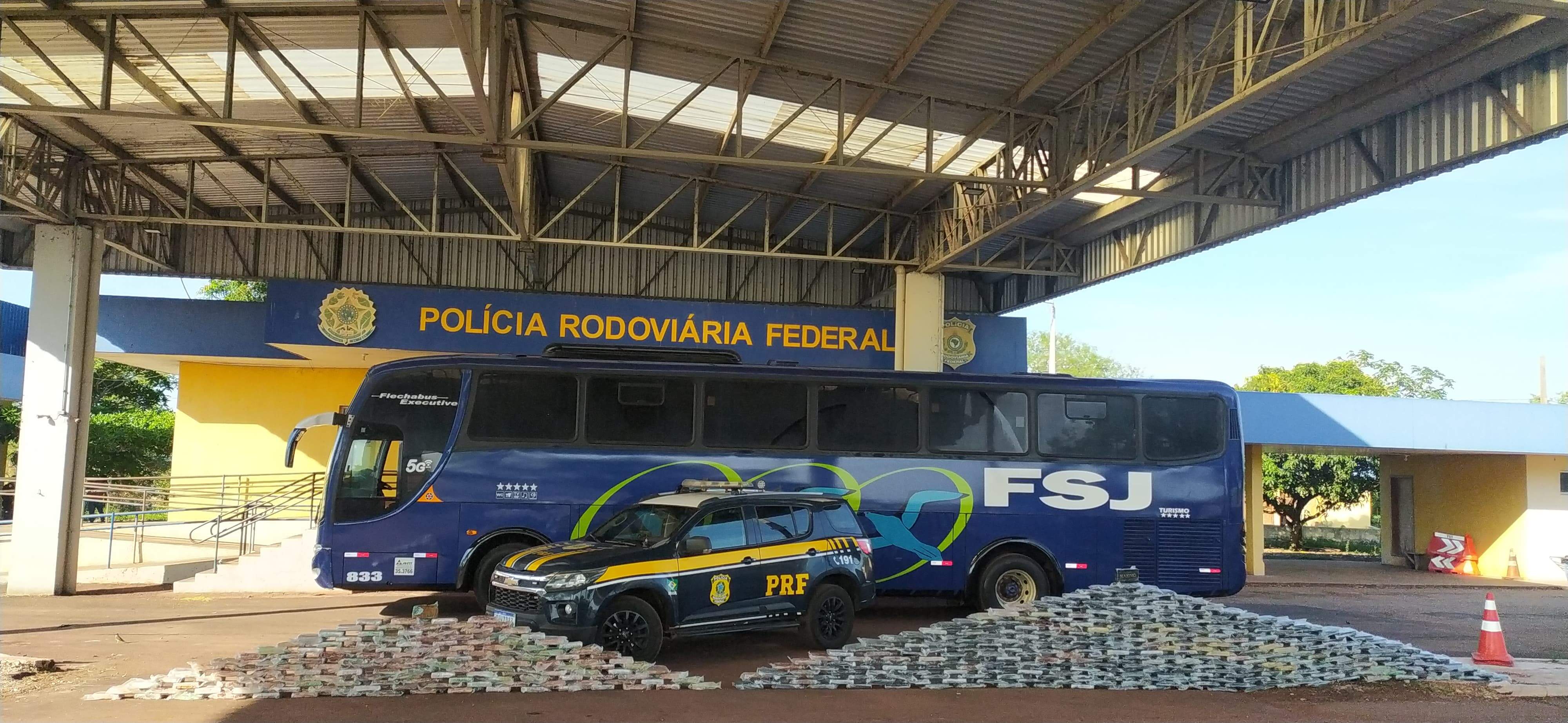 Motoristas de ônibus aproveitam viagem para SP e levam 450 kg de cocaína