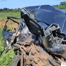 Acidente entre carro e caminhão-baú deixa homem gravemente ferido 