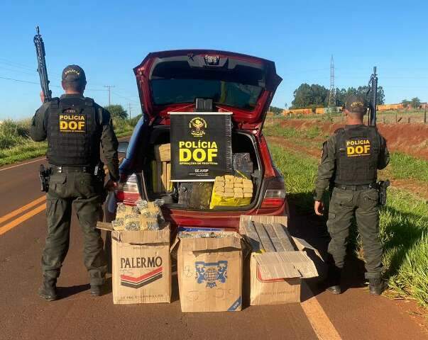 Pol&iacute;cia apreende meia tonelada de maconha no interior de carro furtado