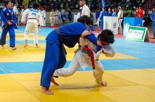 Judocas no tatame em competição estadual em Campo Grande (Foto: Fundesporte)