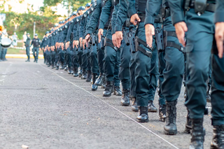 Policiais enfileirados durante solenidade em Campo Grande. (Foto: Marcos Maluf/Arquivo)