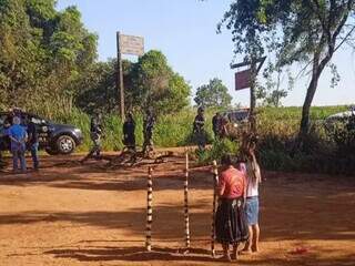 Policiais acompanham entrega da ordem judicial que determina a reintegração das terras. (Foto: Reprodução/Cimi)