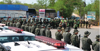 Policiais acompanham orientações de operação em Corumbá (Foto: Anderson Gallo/Diário Corumbaense)