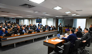 Senadores durante discussão do texto da PEC (Proposta de Emendas à Constituição) na CCJ (Comissão de Constituição e Justiça), na terça-feira (7). (Foto: Roque de Sá/Agência Senado)